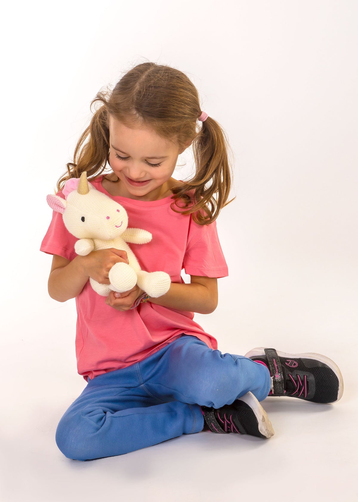 Strick-Kuscheltier mit Rassel – Einhorn