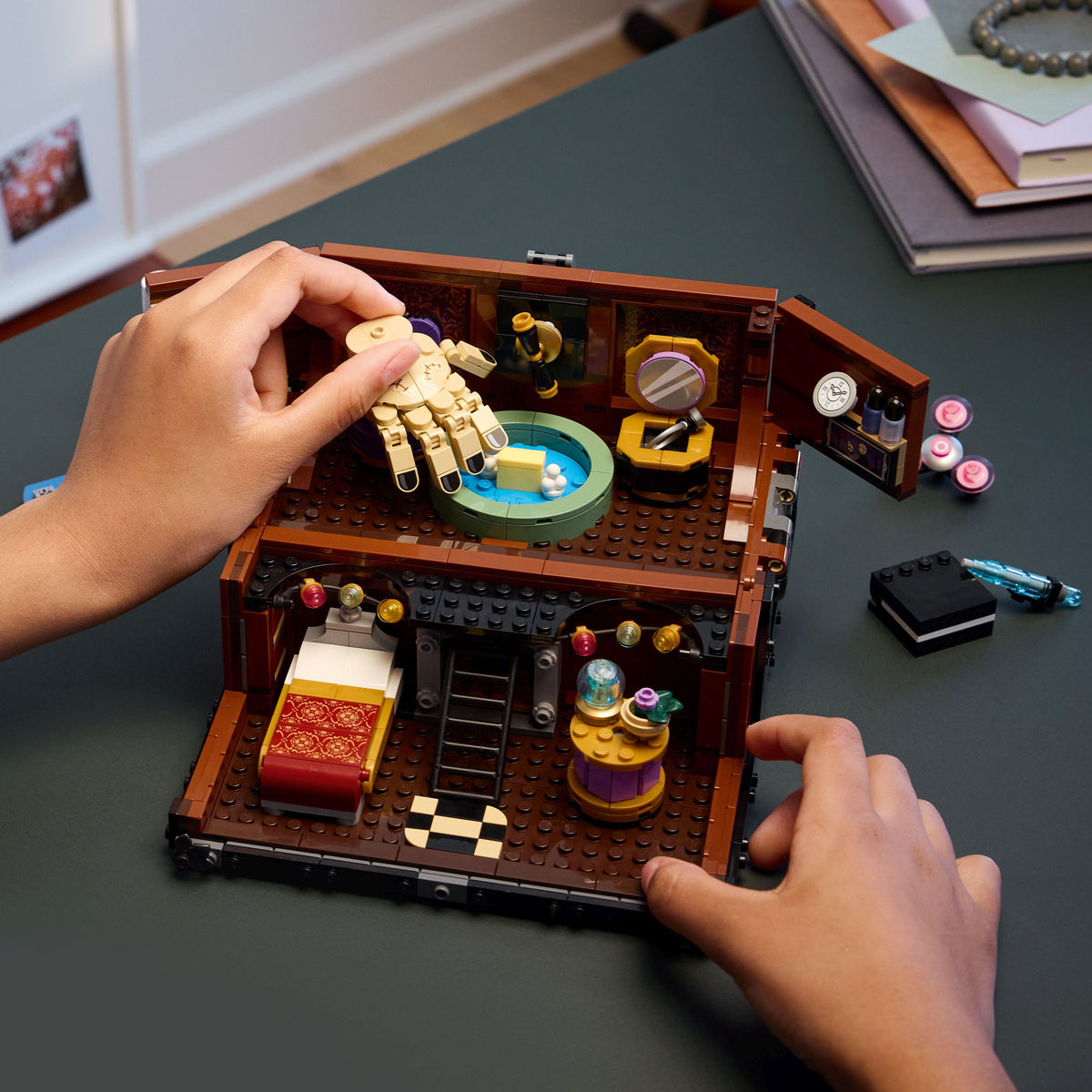 LEGO Wednesday 76785: Wohnung des Eiskalten Händchens